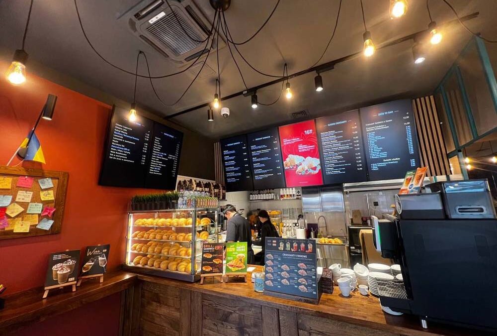 Jak menu board i digital signage pomagają rozwijać sieć franczyzową? Case study Lviv Croissants