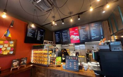 Jak menu board i digital signage pomagają rozwijać sieć franczyzową? Case study Lviv Croissants