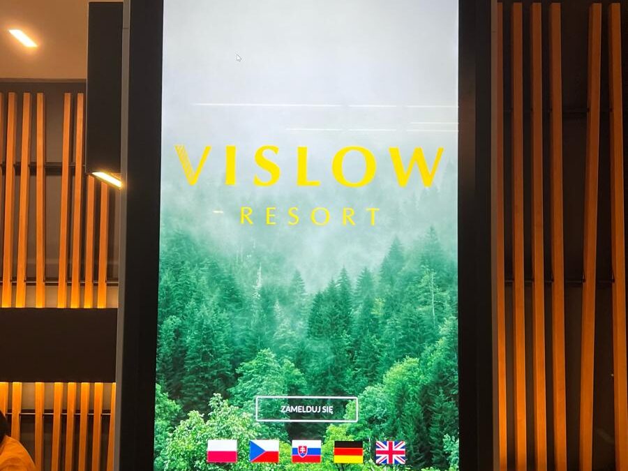 Check-in kiosk w hotelu – jak robi wrażenie i robi robot(ę)?