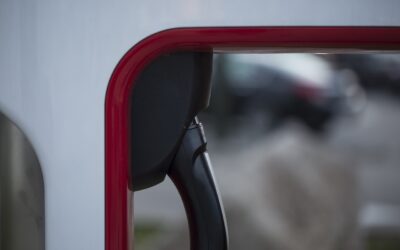 V-KIOSK, ekrany dotykowe i transparentne OLED – jak skutecznie obsłużyć sprzedaż na stacjach paliw dzięki innowacjom?